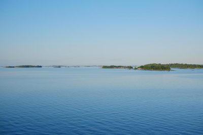 Maisemakuva Itämereltä, jossa on saaristoa horisontissa