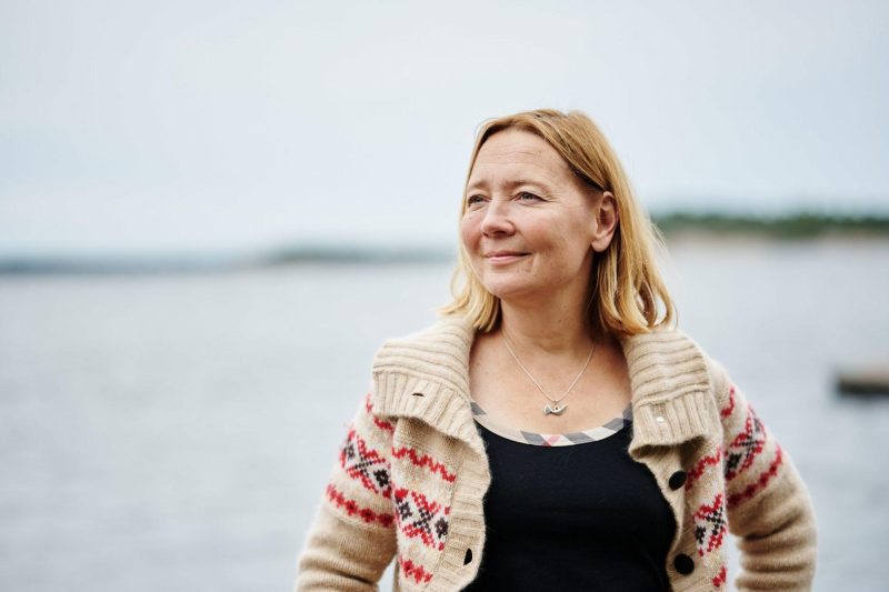 John Nurmisen Säätiön meriympäristöjohtaja Marjukka Porvari kuvattuna meren rannalla