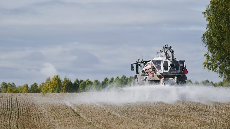 traktori levittää kipsiä pellolle