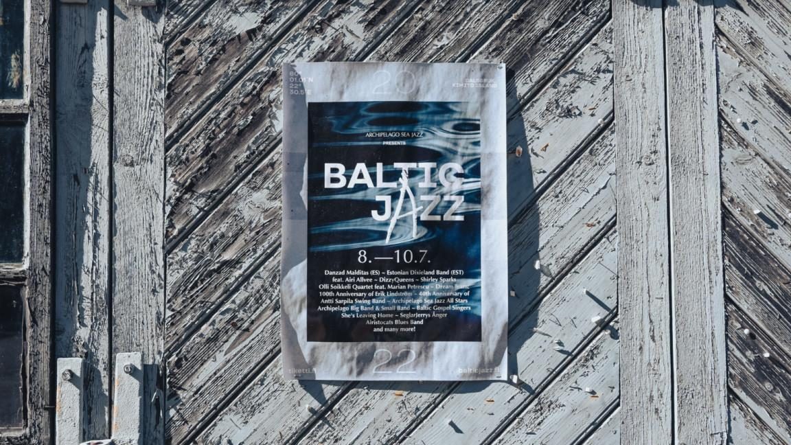 Baltic Jazz -juliste kiinnitettynä seinään