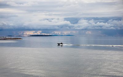 Vene pilvisessä Itämeren maisemassa
