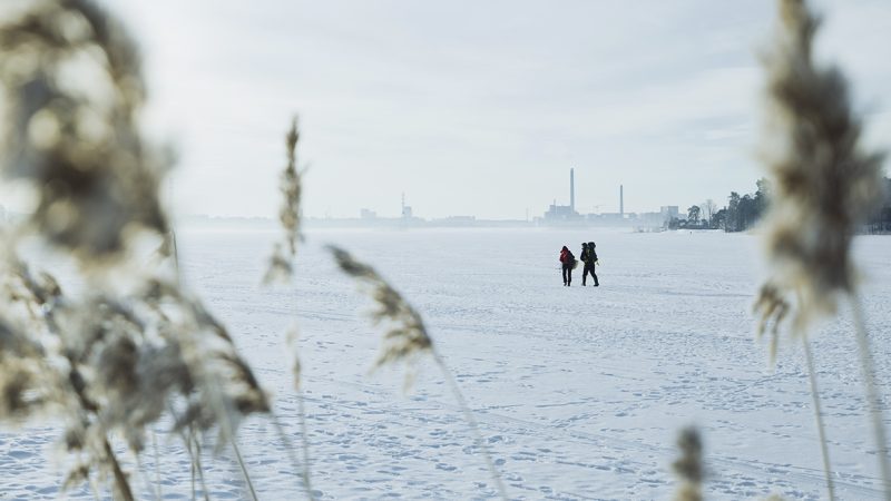 kaksi ihmistä kävelee jäällä