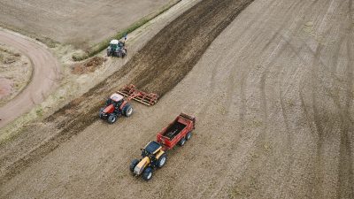 traktorit levittävät lantaa pellolle