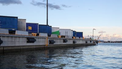 Kontteja satamalaiturilla