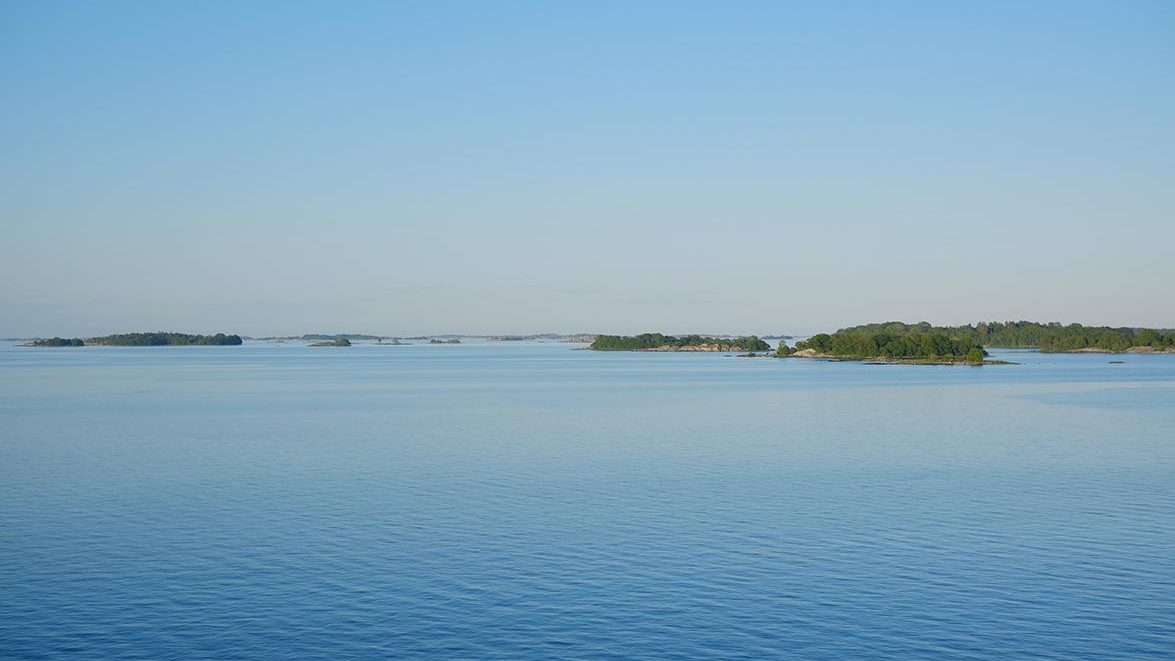 Maisemakuva Itämereltä, jossa on saaristoa horisontissa