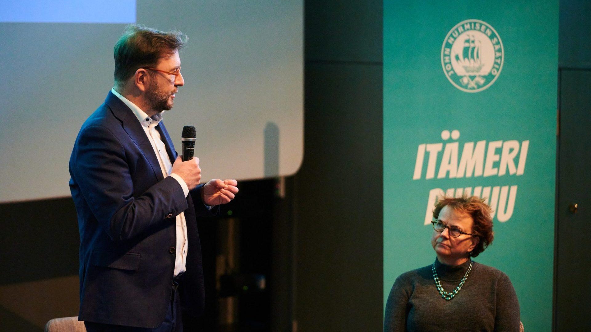 Liikenne- ja viestintäministeri Timo Harakka ja professori Laura Kolbe Itämeri Puhuu -tilaisuudessa