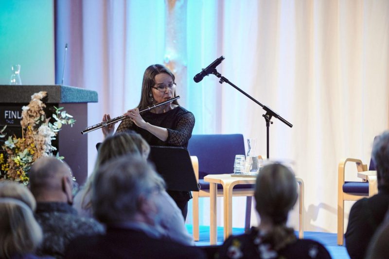 Mari Uusitalo soittaa huilua Itämeri puhuu -tilaisuudessa