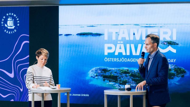 Juontaja haastattelee ministeri Mykkästä Itämeripäivänä