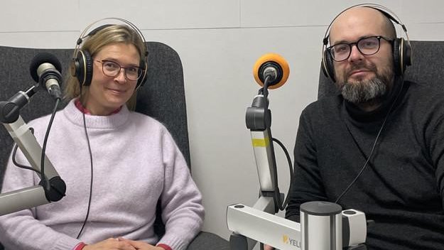 Annamari Arrakoski-Engardt ja Jussi Fredriksson podcast-nauhoituksssa.