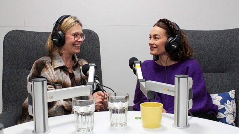 Annamari Arrakoski-Engardt ja Meeri Koutaniemi podcast-nauhoituksissa