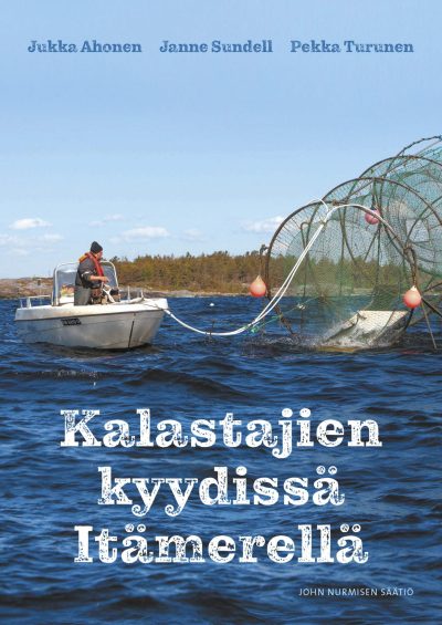 Kalastajien kyydissä Itämerellä -kirjan kansi, jossa kalastaja veneessä kokemassa pyydystä