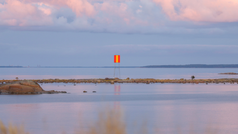 Pastellisävyinen merimaisema auringonlaskun aikaan