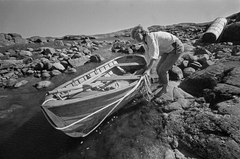 Tove Jansson työntää venettä vesille