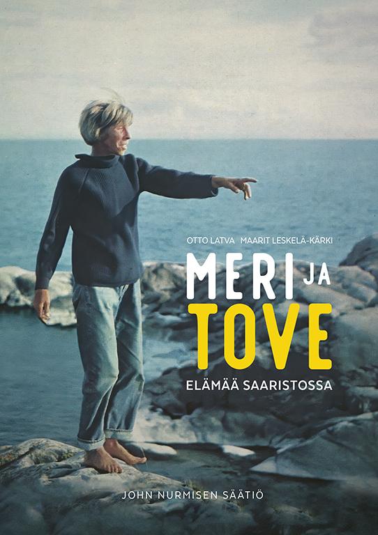 Meri ja Tove -kirjan kansi, jossa Tove Jansson seisoo kalliolla meren äärellä