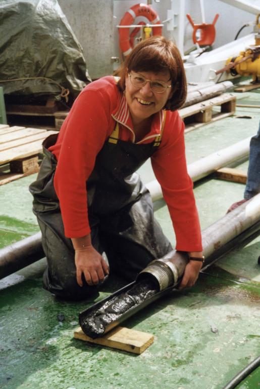Eeva-Liisa Poutanen Aranda-tutkimusaluksen kannella sedimenttinäytteitä käsittelemässä.