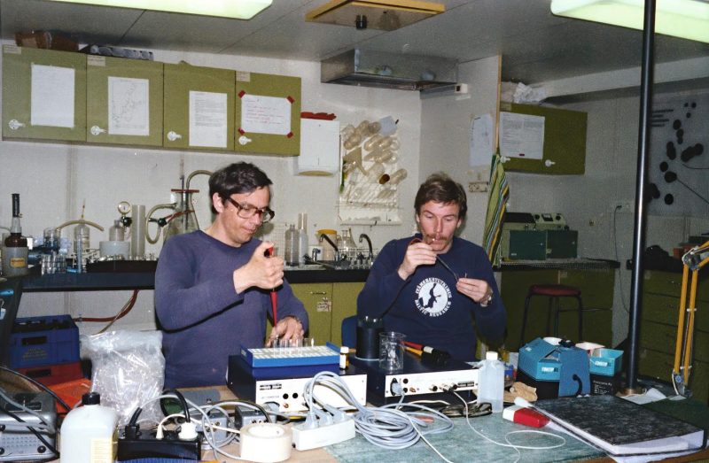 Gösta Tamelander ja Juha-Markku Leppänen analysoivat adenosiinitrifosfaattinäytteitä Aranda-tutkimusaluksella.