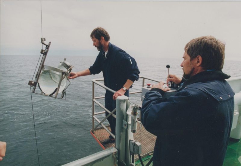 Hannu Haahti ja Juhani Rapo ottamassa merivesinäytettä Aranda-tutkimusaluksen kannella
