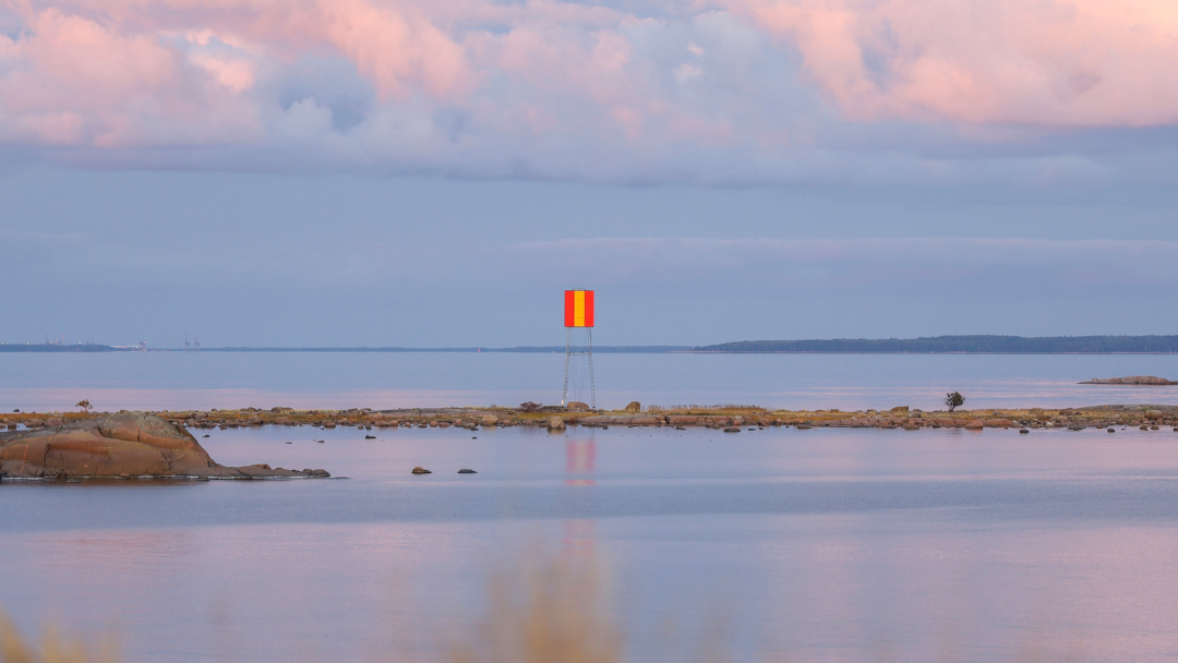 Pastellisävyinen merimaisema auringonlaskun aikaan