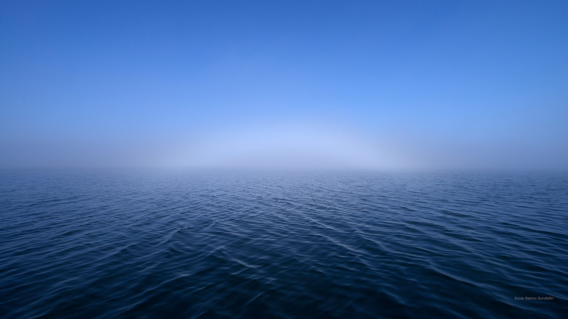 Aava meri kauniina päivänä sininen