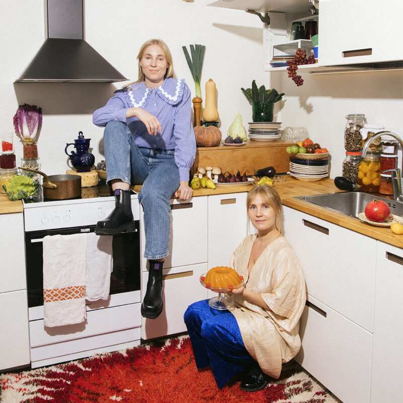 kaksi naista keittiössä