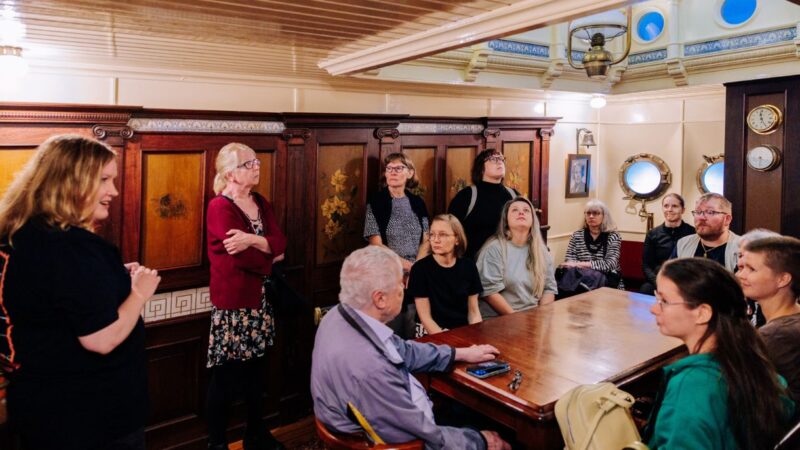 John Nurmisen Säätiön museokierroksella pääsi tutustumaan höyrylaiva Inkeri Nurmisen kapteenin salonkiin.