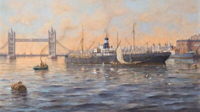 Maalaus höyrylaiva s/s Marja-Liisasta merellä satamaa lähestymässä, etualalla aaltoilevaa vettä, poiju ja pieni vetovene, taustalla sillan siluetti ja rantarakennuksia, lämminsävyinen taivas ja lentäviä lokkeja.