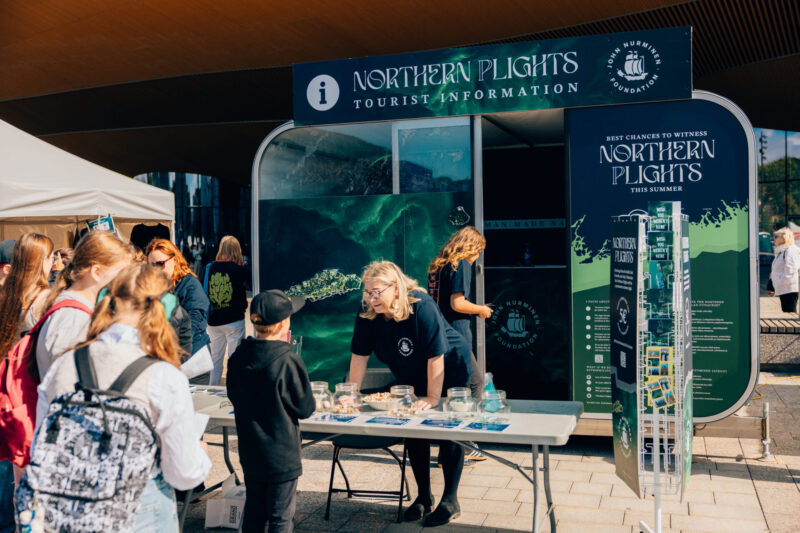 Lapsia kokoontuneena kuuntelemaan Itämerestä kertovaa John Nurmisen Säätiön työntekijää.