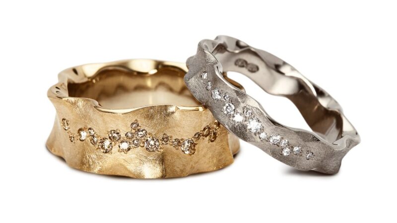 kaksi timanttisormusta