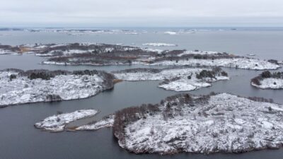 meressä näkyviä saaria, joissa hento lumipeite