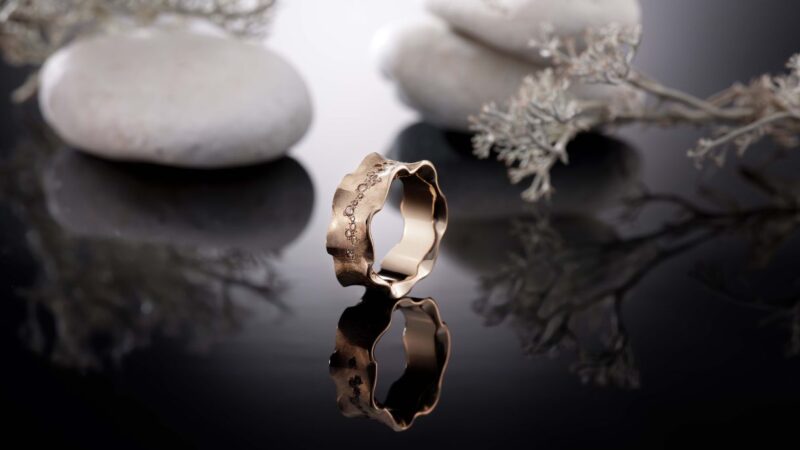 timanttisormus tummalla taustalla