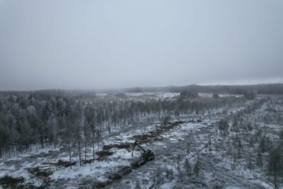 Metsäkone suolla, käynnissä suon ennallistaminen Valtavirta-hanke