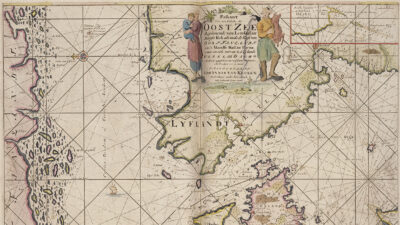 Van Keulenin vuoden 1788 merikartta Suomenlahdesta ja Riianlahdesta, käsin väritetty kuva rannikoista ja saaristosta vanhoine paikannimineen, näkymässä rhumb-viivoja ja kompassiruusuja sekä koristeellinen kartussi, jossa kaksi pukeutunutta hahmoa, John Nurmisen Säätiön kokoelma.