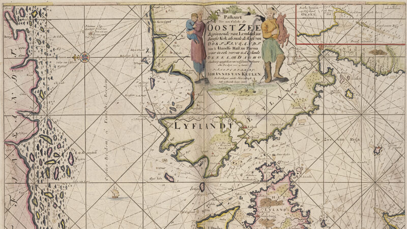 Van Keulenin vuoden 1788 merikartta Suomenlahdesta ja Riianlahdesta, käsin väritetty kuva rannikoista ja saaristosta vanhoine paikannimineen, näkymässä rhumb-viivoja ja kompassiruusuja sekä koristeellinen kartussi, jossa kaksi pukeutunutta hahmoa, John Nurmisen Säätiön kokoelma.