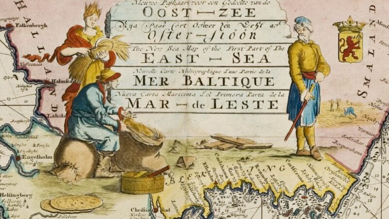 Van Keulenin 1740-luvun värikäs kartussi: keskellä tekstiruudukko, jossa Itämeren nimi viidellä kielellä, ympärillä koristehahmot — istuva kauppias punnitsemassa tavaroita ja seisova maanviljelijä työkalun kanssa — sekä tynnyreitä, säkkejä, pieniä aluksia ja rannikon karttapiirros.